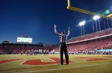 NFL-tuomari kiroili pelaajalle