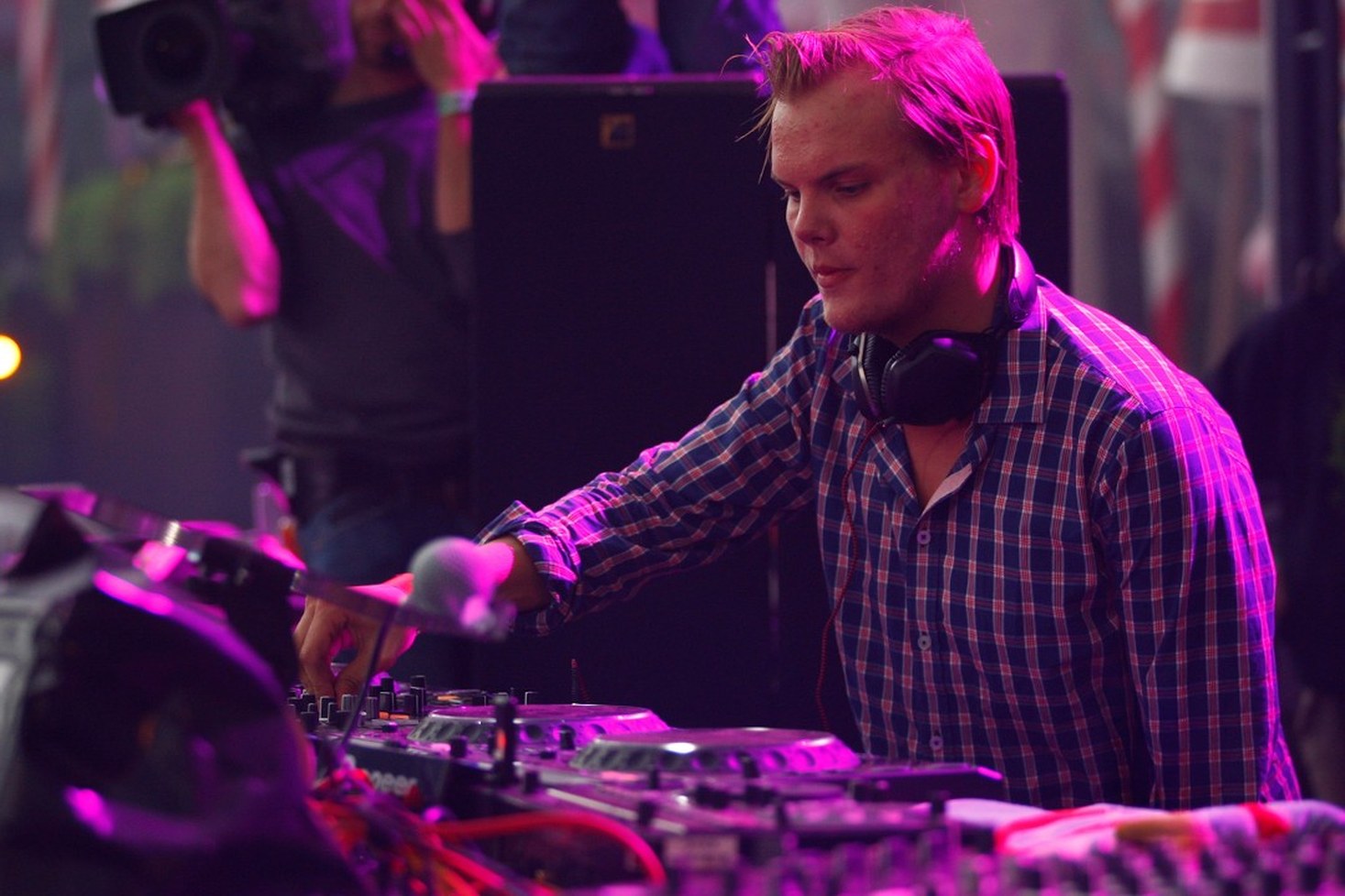 Avicii miksauspöydän ääressä ruutupaidassa ja kuulokkeet kaulassa Tomorrowlandin päälavalla vuonna 2011