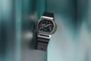 G-Shock GMC-2500, analoginen kello, jossa on hopeanvärinen kotelo, musta kellotaulu ja musta ranneke