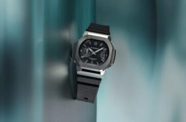 G-Shock GMC-2500, analoginen kello, jossa on hopeanvärinen kotelo, musta kellotaulu ja musta ranneke