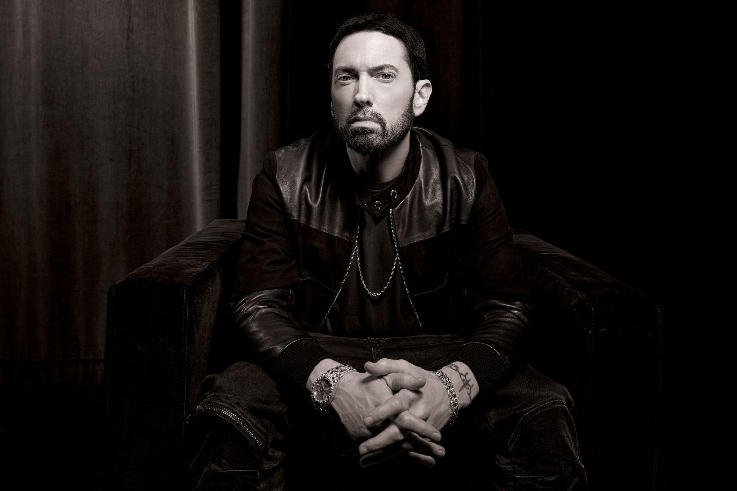 Eminem istuu nojatuolissa mustavalkoisessa potretissa. Eminemin entinen työntekijä myi räppärin julkaisematonta musiikkia.