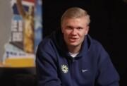 Erling Haaland, Call of Duty -camper, puhuu kameralle tummansinisessä hupparissa.