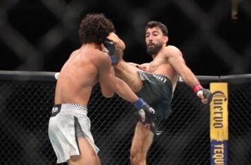 Fahid Basharat sanasodassa UFC-pomo Dana Whiten kanssa.