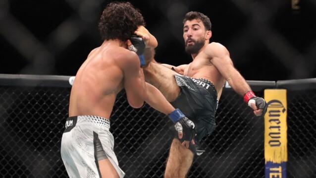 Fahid Basharat sanasodassa UFC-pomo Dana Whiten kanssa.