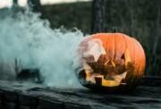 Kaiverrettu kurpitsalyhty ja savua puupölkyllä, trendaavat halloween-asut