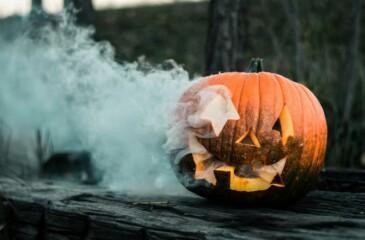 Kaiverrettu kurpitsalyhty ja savua puupölkyllä, trendaavat halloween-asut