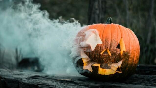 Kaiverrettu kurpitsalyhty ja savua puupölkyllä, trendaavat halloween-asut
