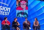 Kanadan euroviisufinalistit William Cloutier, Rêve, Talk videoyhteydellä, Tyler Shaw ja Josiane lavalla Eurovision Song Contest -taustan edessä
