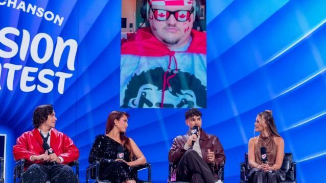 Kanadan euroviisufinalistit William Cloutier, Rêve, Talk videoyhteydellä, Tyler Shaw ja Josiane lavalla Eurovision Song Contest -taustan edessä