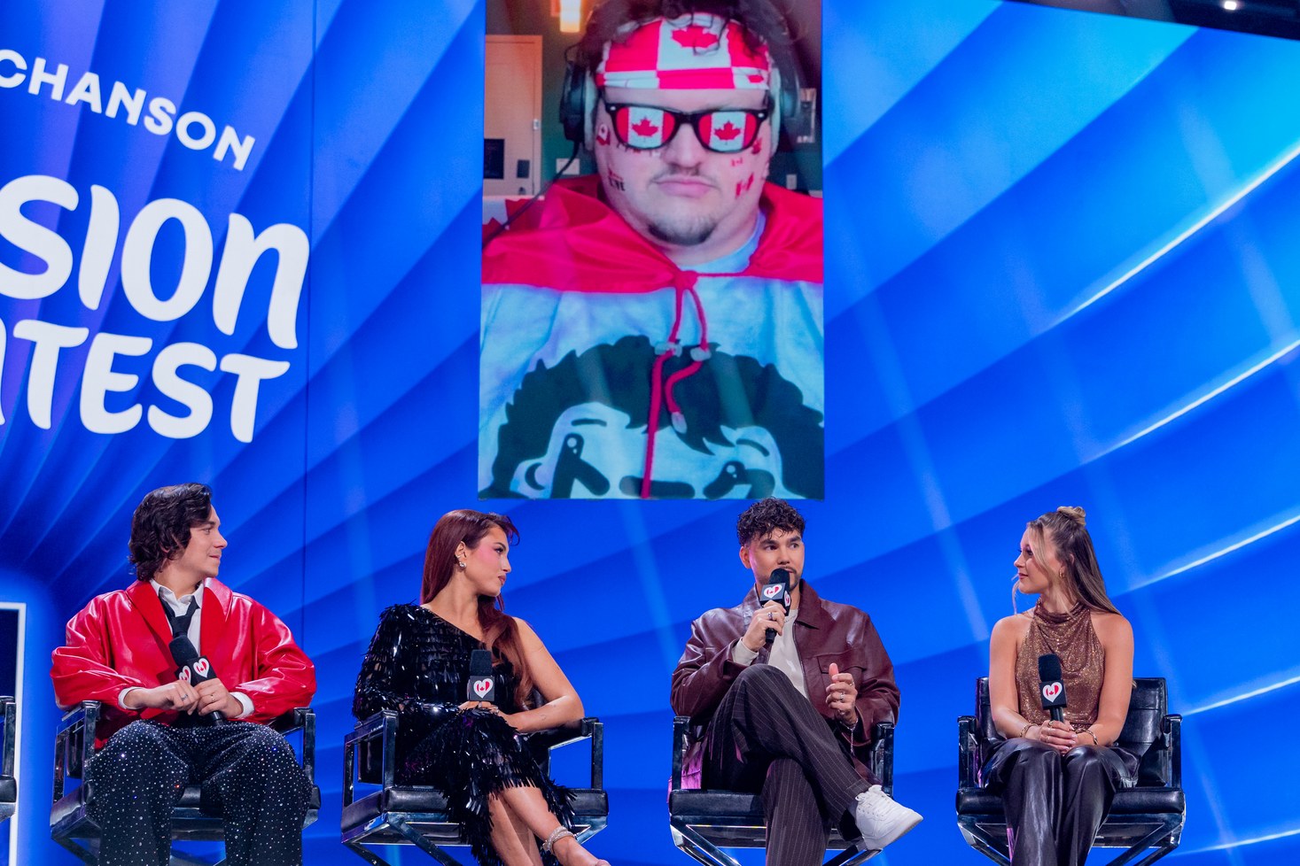 Kanadan euroviisufinalistit William Cloutier, Rêve, Talk videoyhteydellä, Tyler Shaw ja Josiane lavalla Eurovision Song Contest -taustan edessä