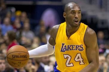 Kobe Bryant kuljettaa palloa Lakersin paidassa. Kobe Bryantin lukiopaita myytiin ennätyshintaan.