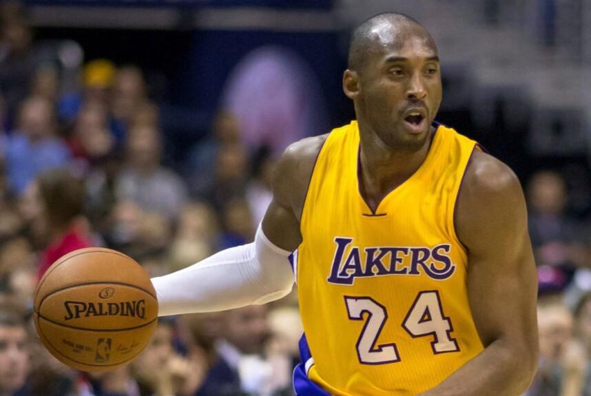 Kobe Bryant kuljettaa palloa Lakersin paidassa. Kobe Bryantin lukiopaita myytiin ennätyshintaan.
