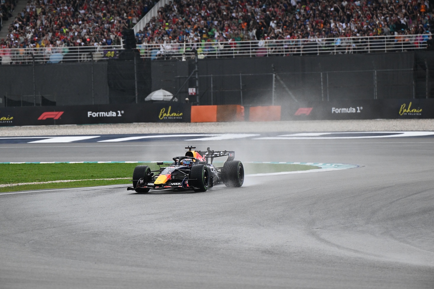 Max Verstappen ajoi kohun nostattaneen Bahrainin GP:n voittoon.