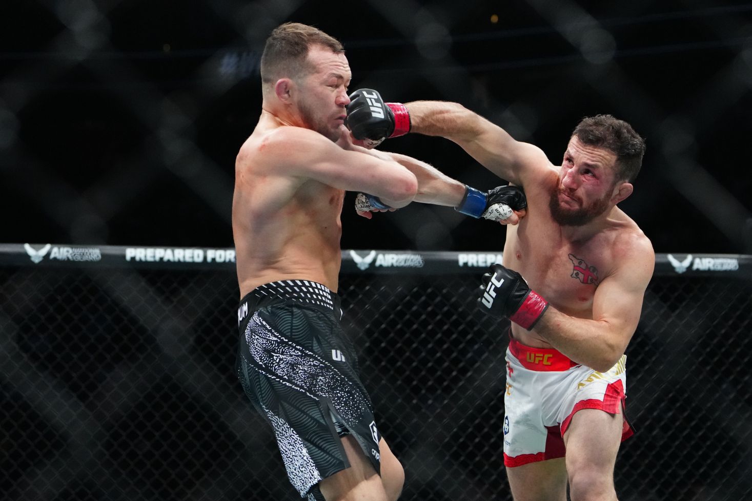 Merab Dvalishvili iskee Petr Yania kasvoihin UFC 333:a edeltäneessä mestaruusottelussa