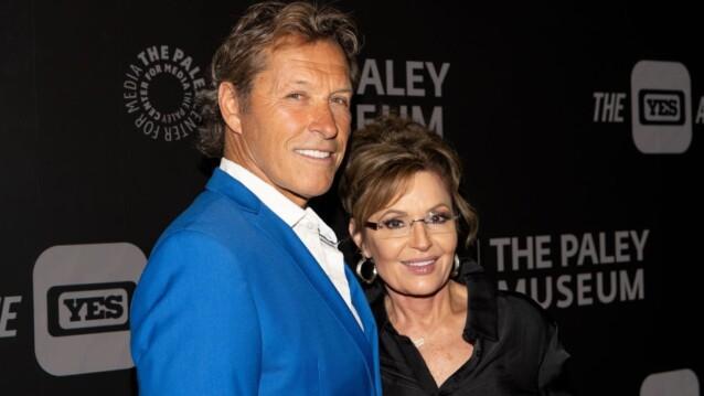 Ron Duguay kuoli 69-vuotiaana, kuvassa Duguay ja Sarah Palin Paley Museumin tilaisuudessa vuonna 2024
