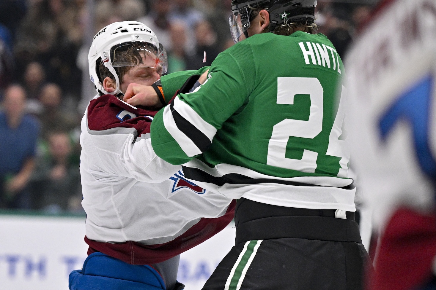 Roope Hintz löi Nathan MacKinnonin naaman verille.