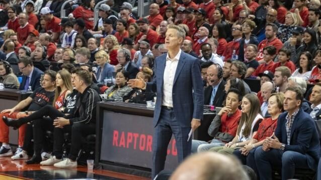 NBA-mestarivalmentaja Steve Kerr tapasi kaksoisolentonsa.