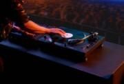 DJ soittaa Technics SL-1210MKX -levysoitinta festivaaliyleisön edessä