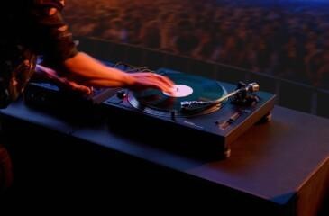 DJ soittaa Technics SL-1210MKX -levysoitinta festivaaliyleisön edessä