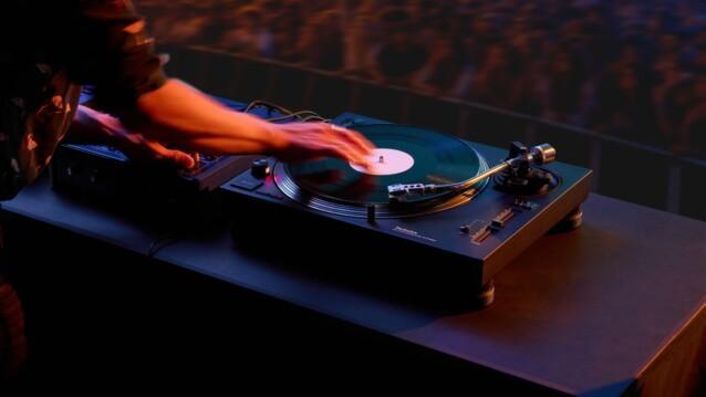 DJ soittaa Technics SL-1210MKX -levysoitinta festivaaliyleisön edessä