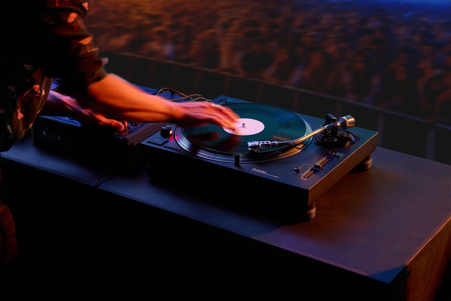 DJ soittaa Technics SL-1210MKX -levysoitinta festivaaliyleisön edessä