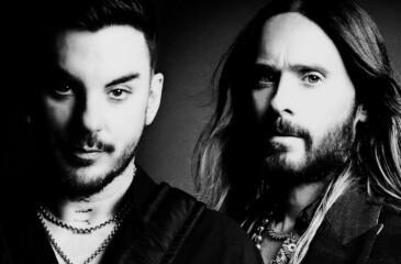 Thirty Seconds to Mars palaa Suomeen: yhtyeen kaksi jäsentä mustavalkoisessa kuvassa tummaa taustaa vasten