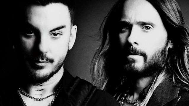 Thirty Seconds to Mars palaa Suomeen: yhtyeen kaksi jäsentä mustavalkoisessa kuvassa tummaa taustaa vasten
