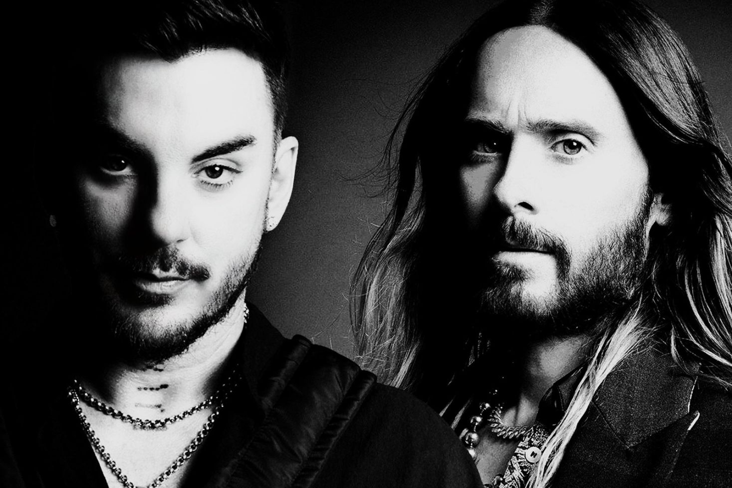 Thirty Seconds to Mars palaa Suomeen: yhtyeen kaksi jäsentä mustavalkoisessa kuvassa tummaa taustaa vasten
